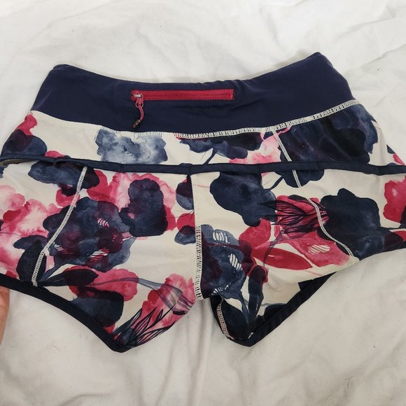Lululemon Speed Up Low-Rise Lined Short 2.5'' in abstract pink and blue floral - Picture 2 of 3